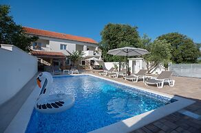 Holiday Home Lantina With Pool