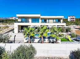 Luxury Villa Nuova With Heated Pool