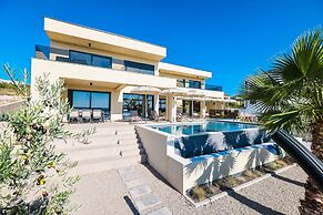 Luxury Villa Nuova With Heated Pool