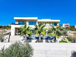 Luxury Villa Nuova With Heated Pool