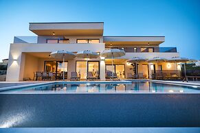 Luxury Villa Nuova With Heated Pool