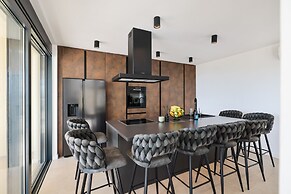 Luxury Villa Nuova With Heated Pool