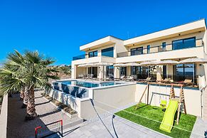 Luxury Villa Nuova With Heated Pool