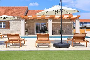 Villa Orkula With Heated Pool