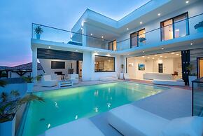Villa Michelle With Infinity Pool