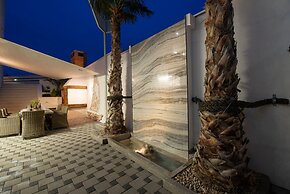 Villa Michelle With Infinity Pool