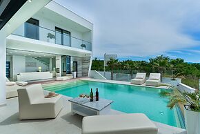 Villa Michelle With Infinity Pool