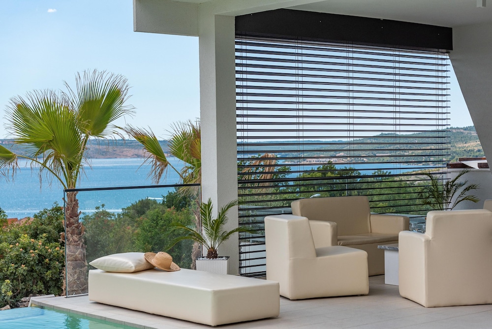 Villa Michelle With Infinity Pool