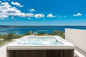 Villa Michelle With Infinity Pool