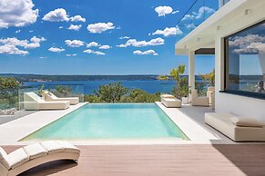 Villa Michelle With Infinity Pool