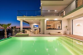 Villa Michelle With Infinity Pool