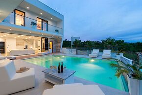 Villa Michelle With Infinity Pool