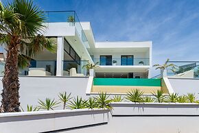 Villa Michelle With Infinity Pool