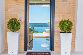 Villa Michelle With Infinity Pool