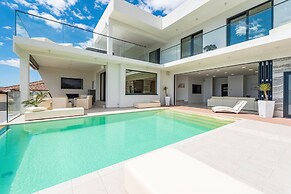 Villa Michelle With Infinity Pool