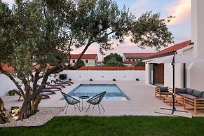 Villa Elaia With Heated Pool