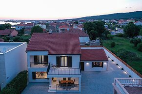 Villa Elaia With Heated Pool