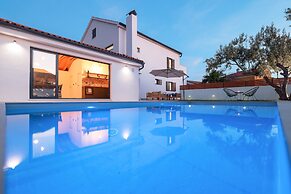 Villa Elaia With Heated Pool