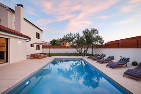 Villa Elaia With Heated Pool