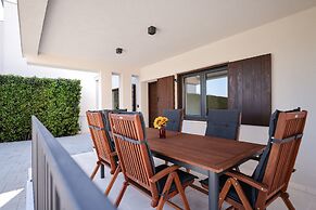Villa Elaia With Heated Pool