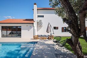 Villa Elaia With Heated Pool