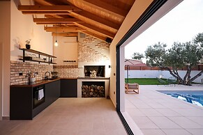 Villa Elaia With Heated Pool