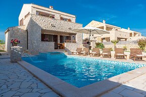 Villa Edena With Heated Pool