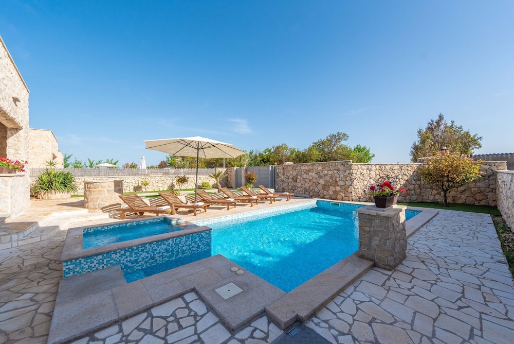 Villa Edena With Heated Pool