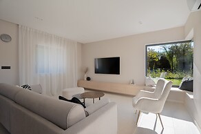 Villa Kalea With Pool