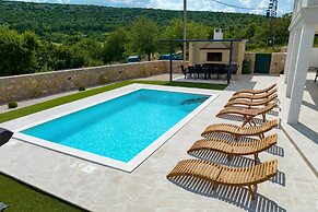 Villa Vallis With Pool