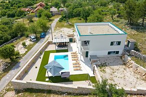Villa Vallis With Pool