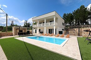 Villa Vallis With Pool
