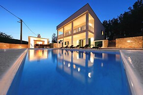 Villa Vallis With Pool