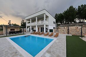 Villa Vallis With Pool