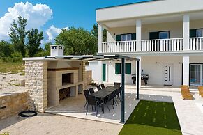 Villa Vallis With Pool
