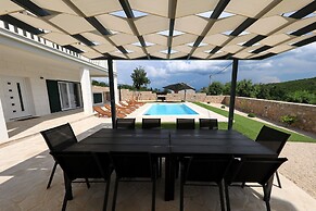 Villa Vallis With Pool
