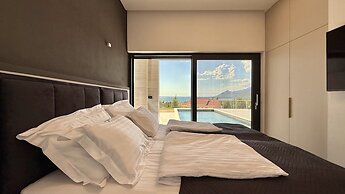 Lux Villa Serene With Heated Pool