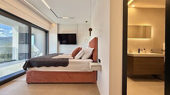 Lux Villa Serene With Heated Pool