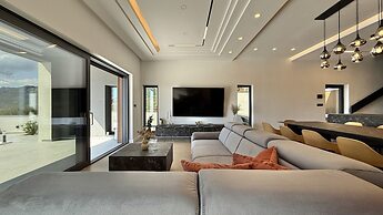 Lux Villa Serene With Heated Pool