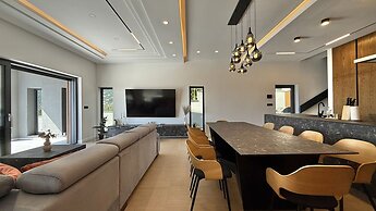 Lux Villa Serene With Heated Pool