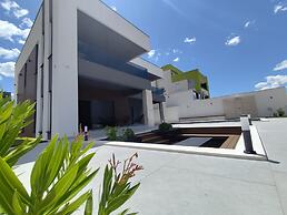 Lux Villa Serene With Heated Pool