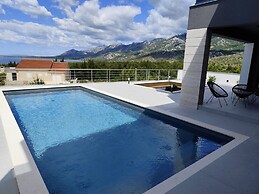Lux Villa Serene With Heated Pool