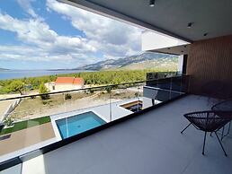 Lux Villa Serene With Heated Pool