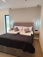 Lux Villa Serene With Heated Pool