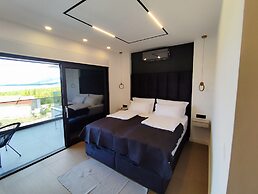 Lux Villa Serene With Heated Pool