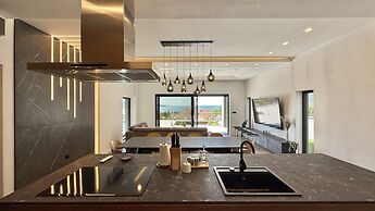 Lux Villa Serene With Heated Pool