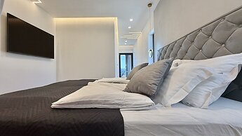 Lux Villa Serene With Heated Pool