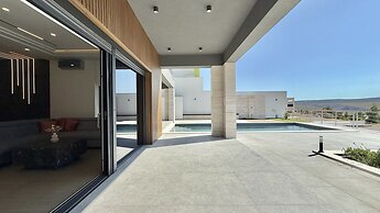 Lux Villa Serene With Heated Pool