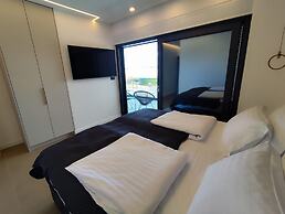 Lux Villa Serene With Heated Pool