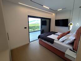 Lux Villa Serene With Heated Pool
